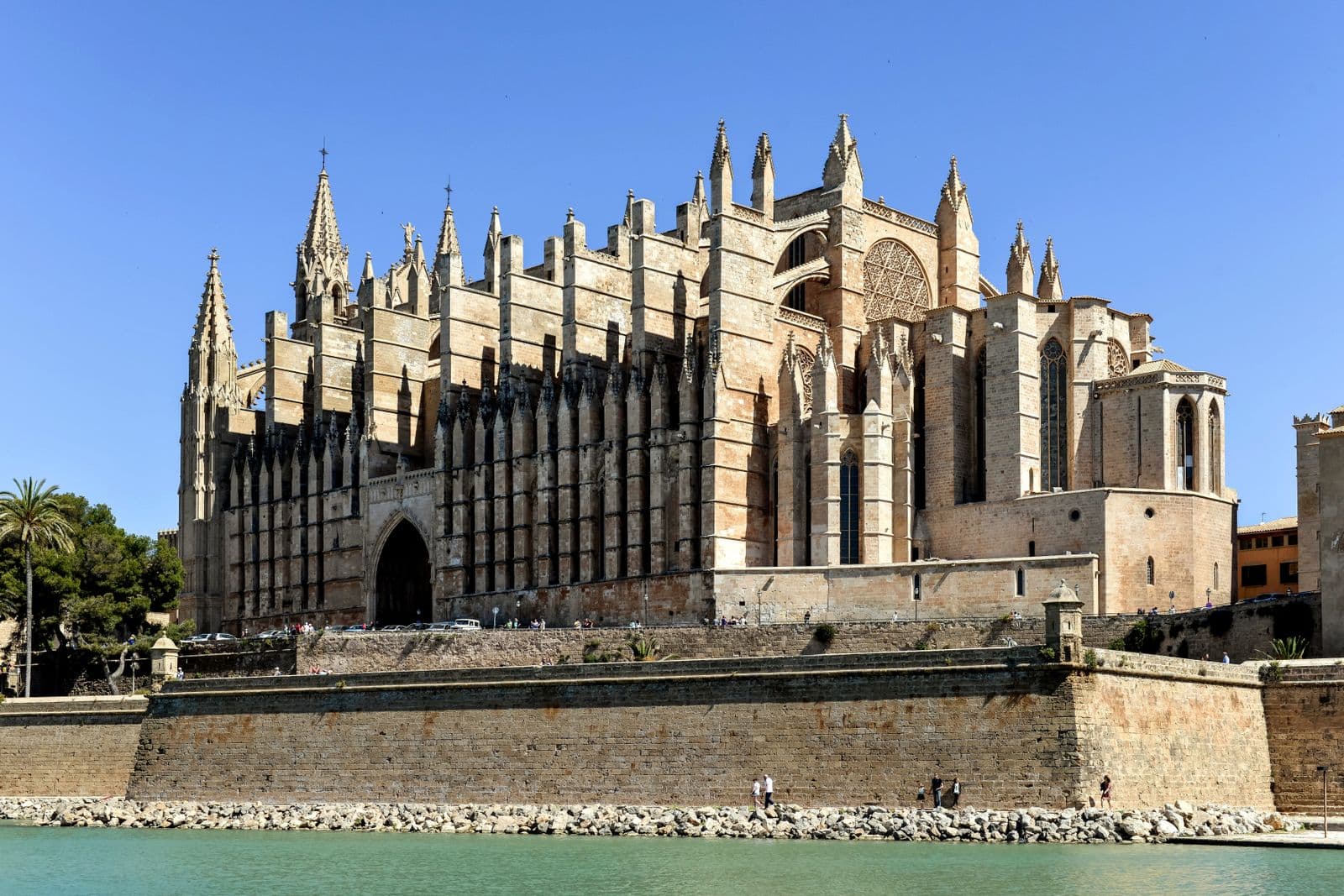 Majestic Gothic cathedral facade in Palma, Mallorca, Spain by the waterfront. — Palma de Mallorca, Spain